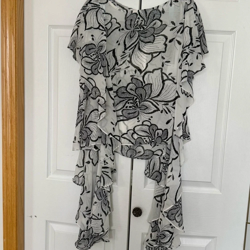 Molly Bracken Black and White Floral Ruffle Blouse Size Large - Picture 1 of 5